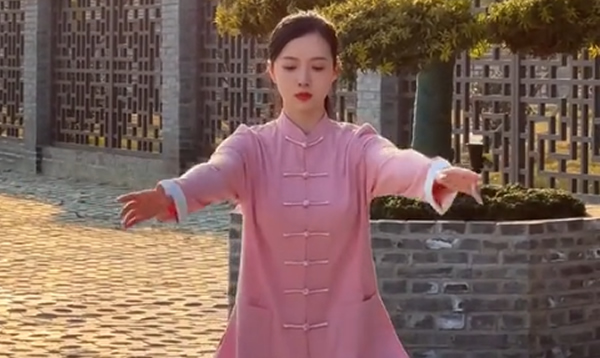 修习武术不仅锻炼身体，更修炼心性，从基本功开始，感受生命的和谐与力量