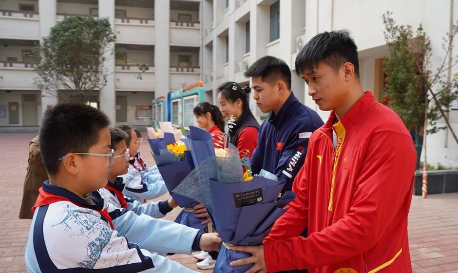 武术散打冠军进校园 激发少年无限活力
